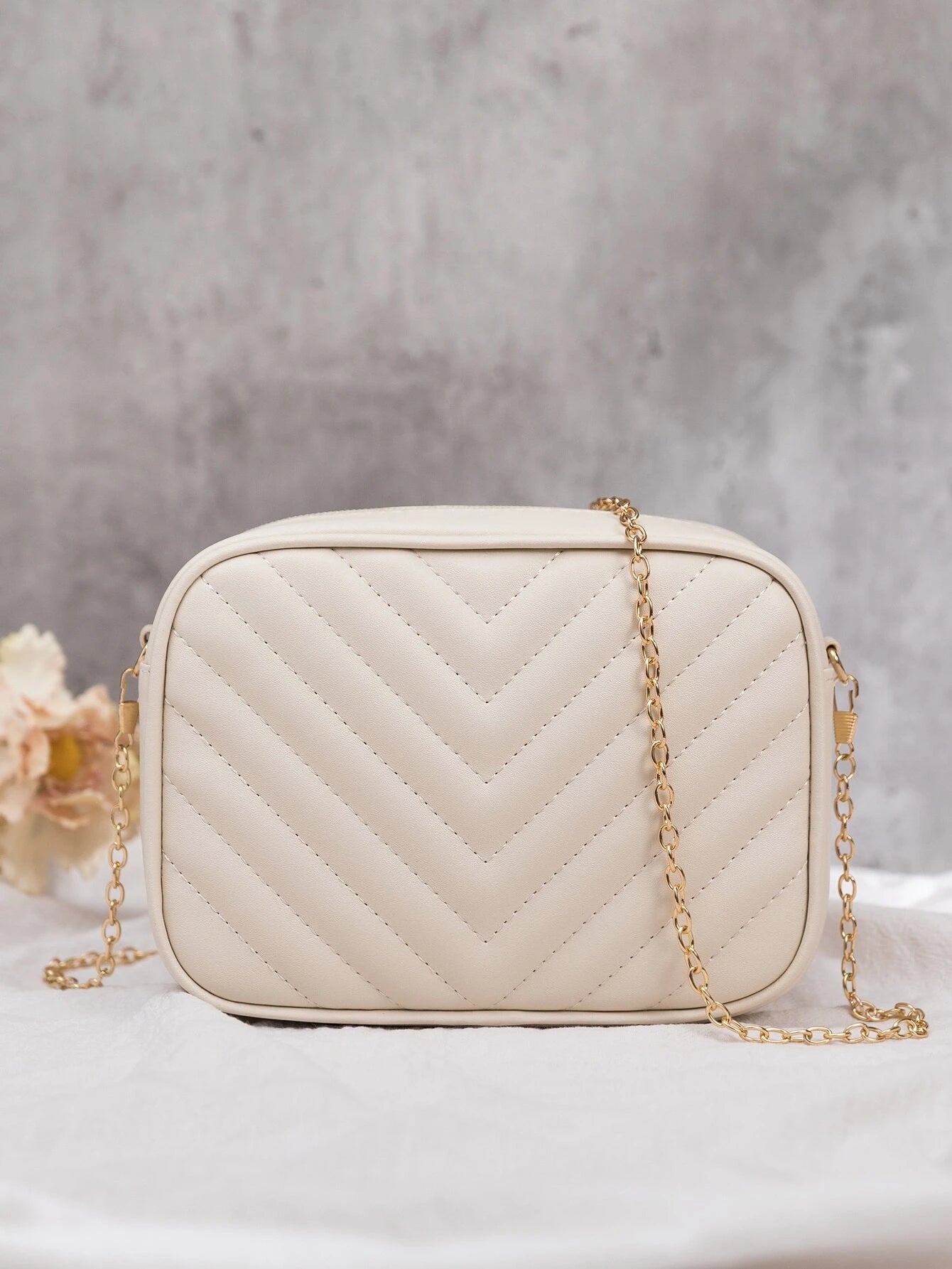 Mini Chevron Chain Crossbody táska