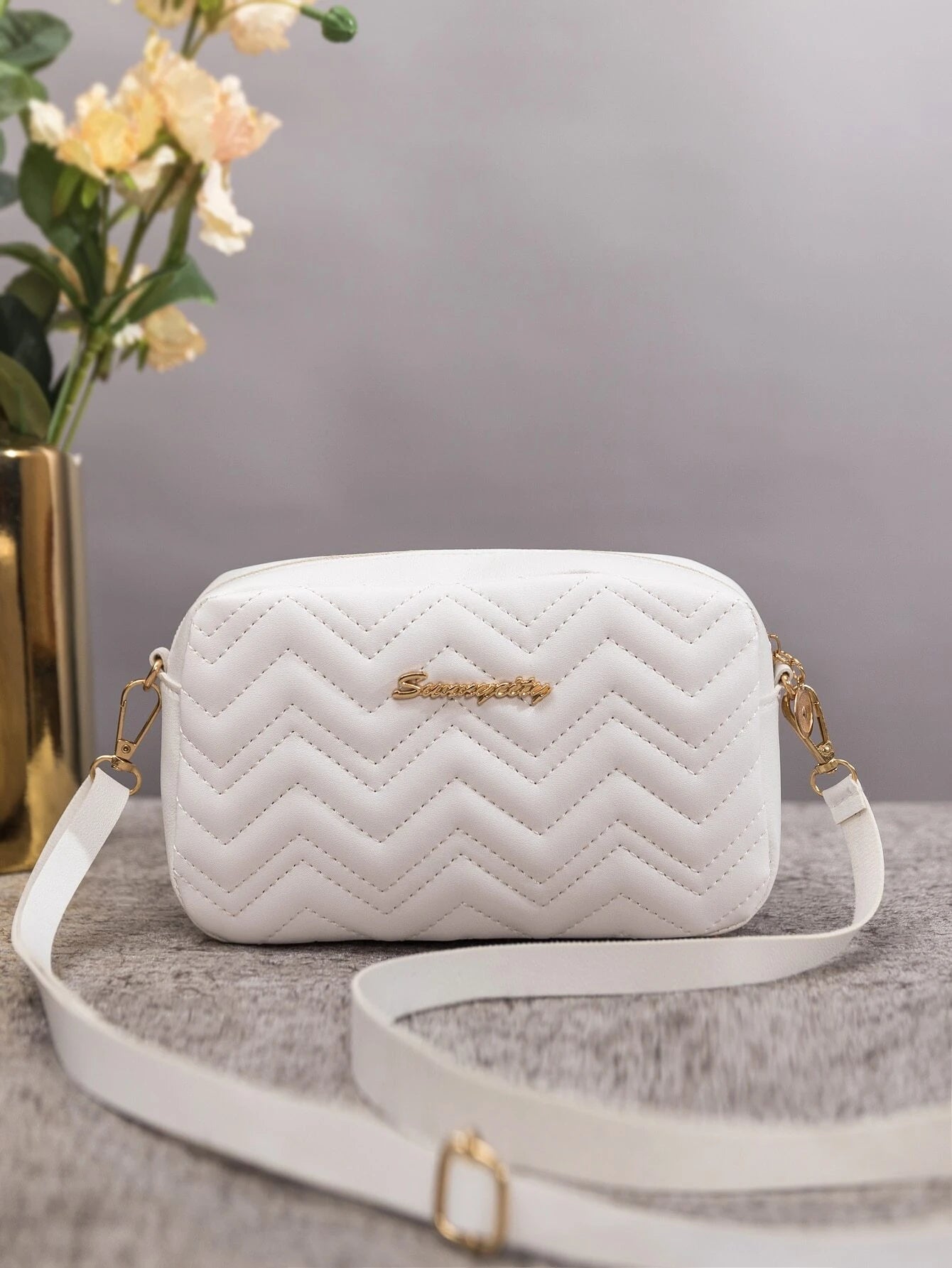 Mini Metal Letter Decor Chevron Crossbody táska