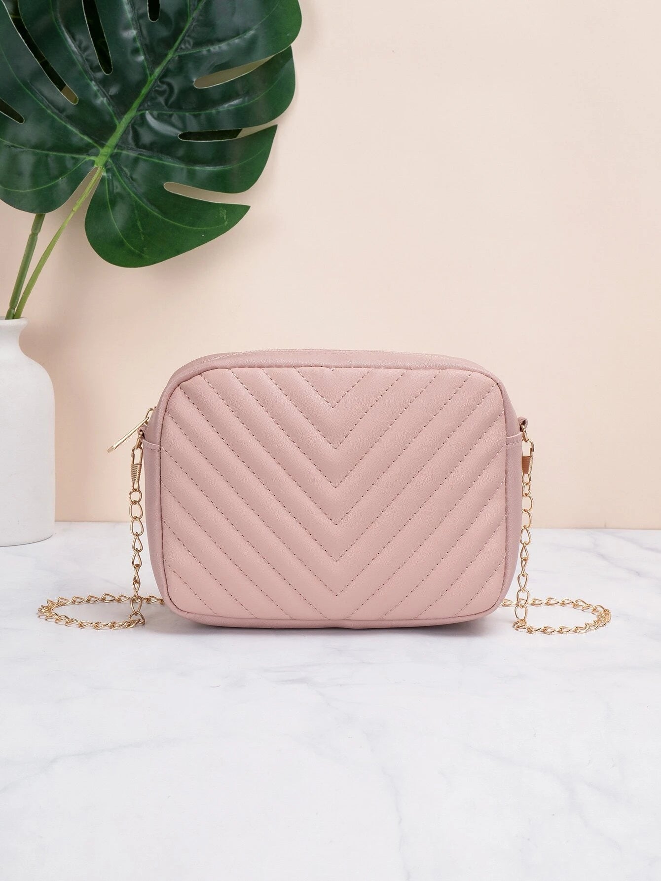 Mini Chevron dombornyomott Crossbody lánctáska