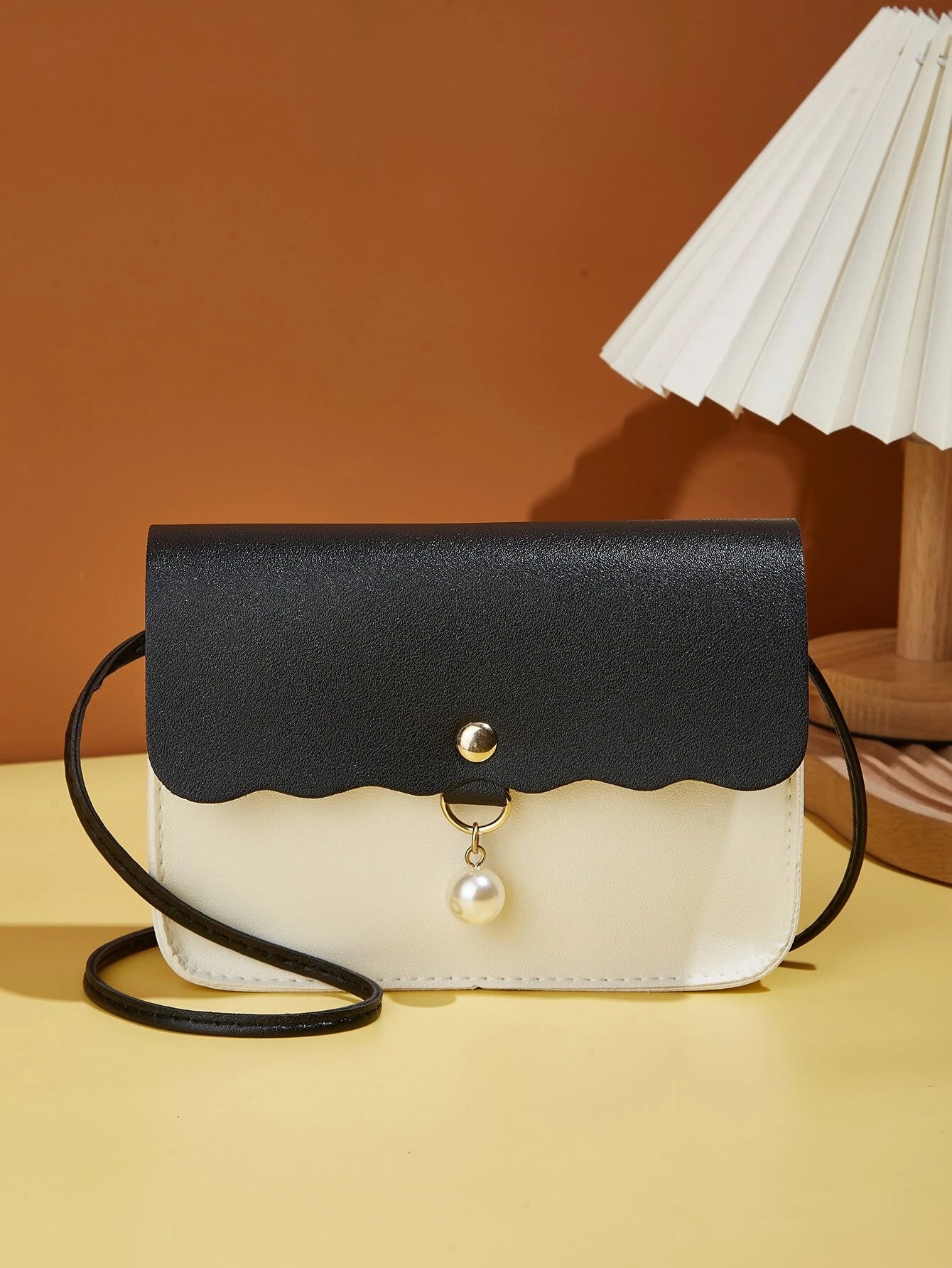 Mini Faux Pearl Decor Scallop Trim Crossbody táska