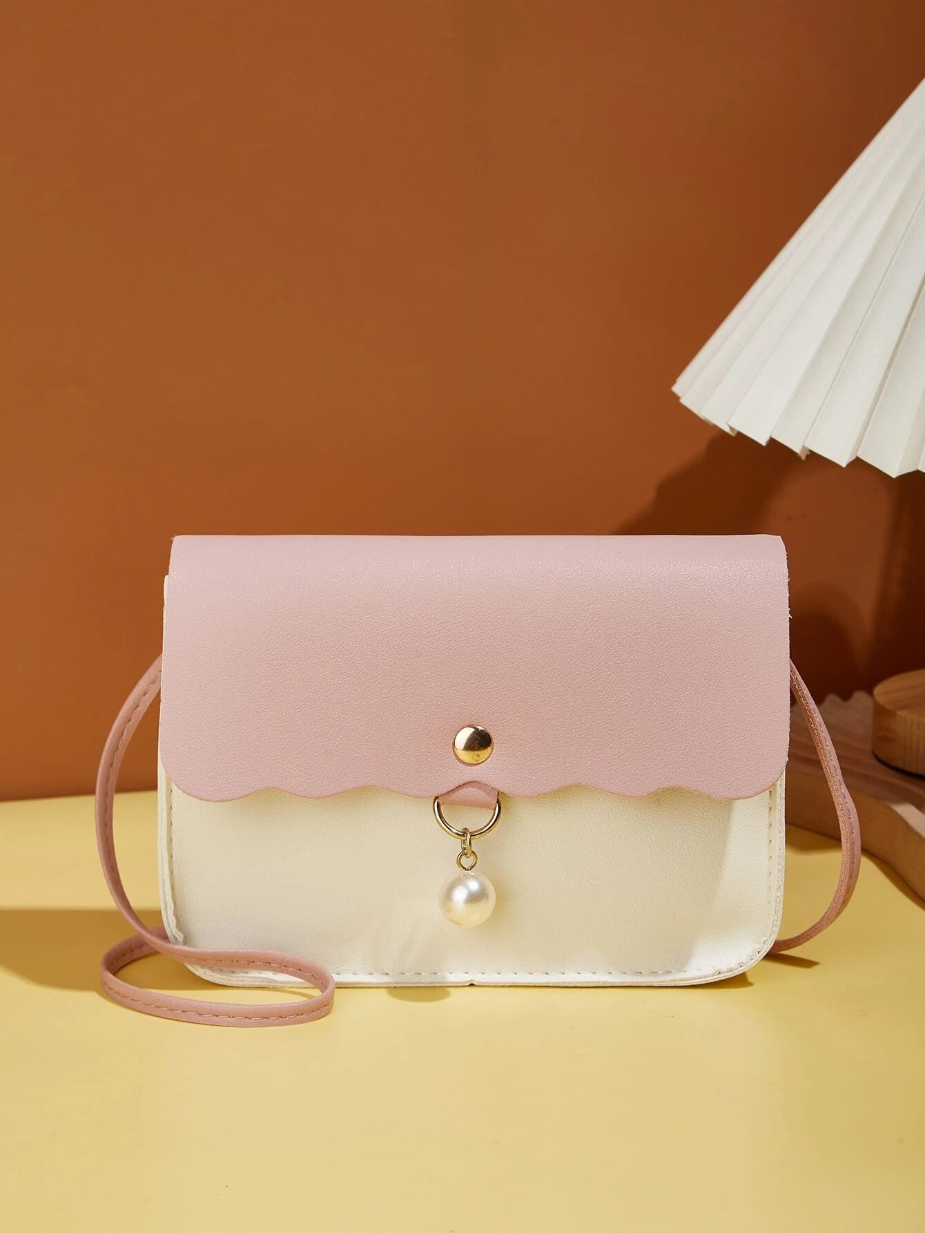 Mini Faux Pearl Decor Scallop Trim Crossbody táska